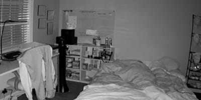 Natalie duerme y algo la despierta