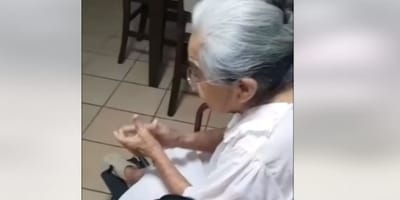 Seniorin klatscht in die Hände