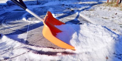 Orange Schneeschaufel