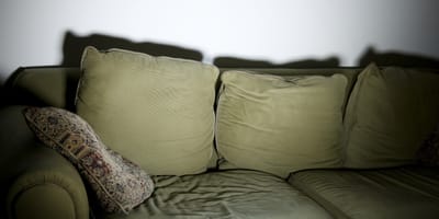 Paar kauft gebrauchtes Sofa mit Extra