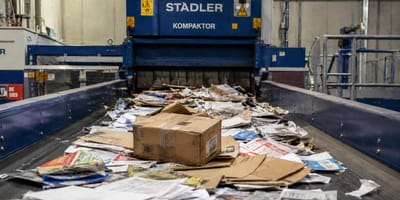 Papiermüllpresse mit Förderband davor