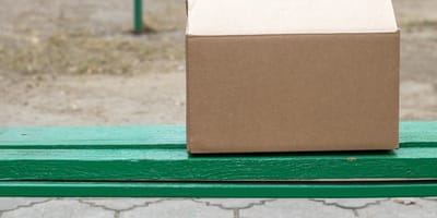 Pappkarton auf einer Bank