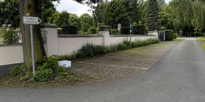 Parkplatz eines Friedhofs