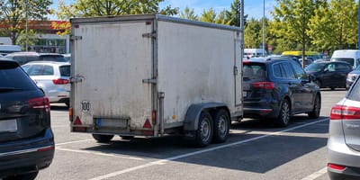 Parkplatz mit abgestelltem Anhänger
