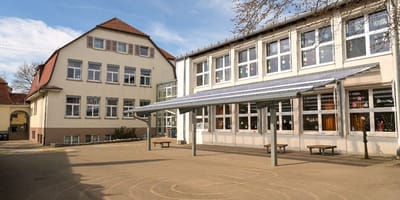 Pausenhof einer Schule
