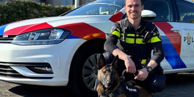 Politieagent Dennis met de gevonden hond Lara die hij heeft geadopteerd
