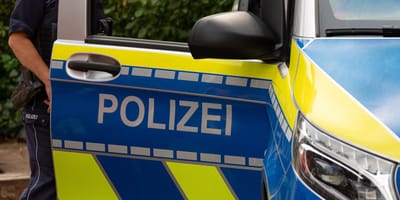 Polizeiauto mit geöffneter Tür