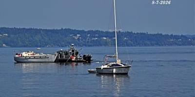 Polizeiboot legt neben Segelboot