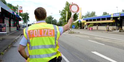 Policier avec gilet de sécurité et palette de signalisation