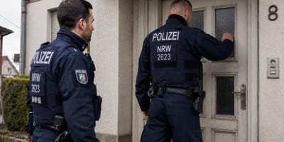 Polizisten vor einer Haustür