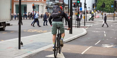 Radfahrer an einer Kreuzung