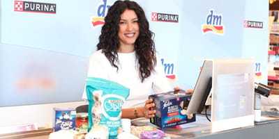Rebecca Mir während der Kassieraktion für #PURINAhilft bei dm-drogerie markt.