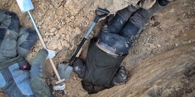 Retter suchen nach dem Hund im DAchsbau