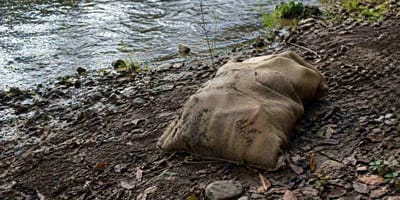 Sack liegt am Flussufer