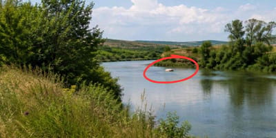 Un saco flotando en la orilla de un río