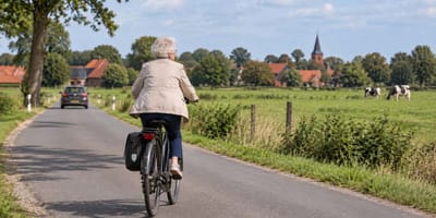 Seniorin auf dem Fahrrad