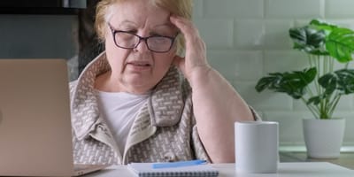 Seniorin vor einem Computer