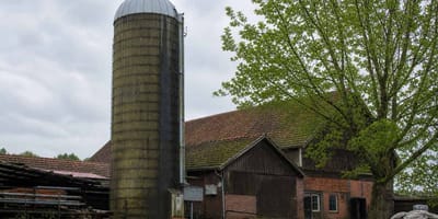 Silo auf einem Bauernhof