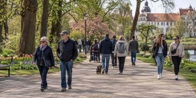 Spaziergänger in einem Park in Celle