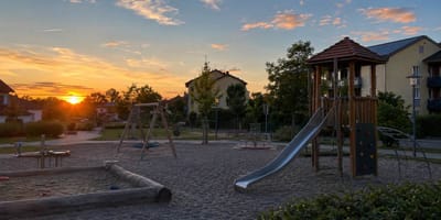 Spielplatz in der Dämmerung