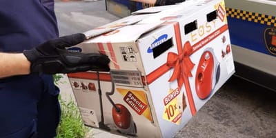 Stadtpolizei mit einer Schachtel mit Schleife