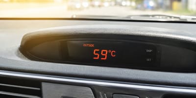 Temperaturanzeige in aufgeheiztem Auto