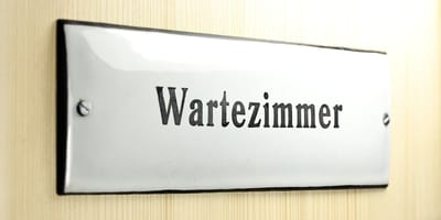 Tür mit Wartezimmer-Schild