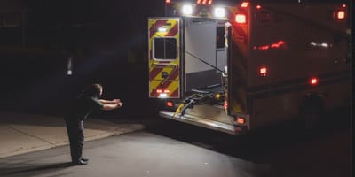 Ein Feuerwehrauto während eines Brandes