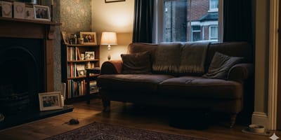 Een bank in een gezellige Engelse woonkamer