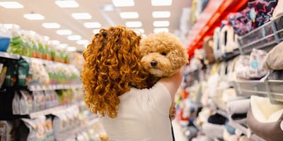 Un chien dans les bras d'une femme