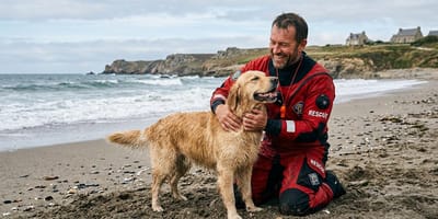 Een man en zijn hond op een strand