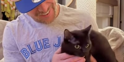 Een man krijgt een kat voor zijn verjaardag