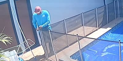 Un manutentore di piscine