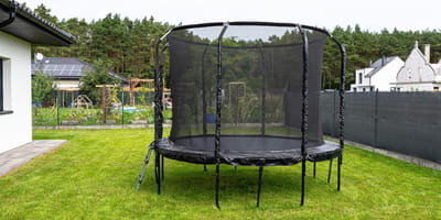Ein Trampolin in einem Garten