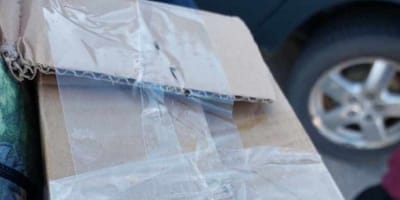 Une boite en carton scotchée