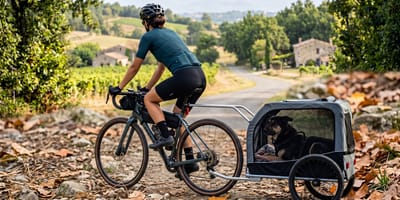 Une femme à vélo