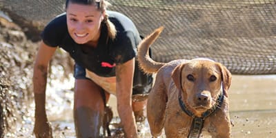 Une femme participe avec son chien au Woofest de Metz