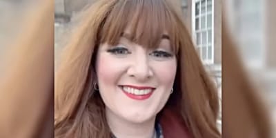 Une femme souriante