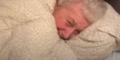 Abuela cuida de cachorro