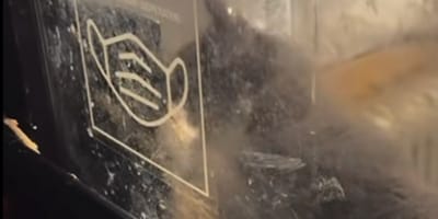 Une ombre dans la vitrine d'un pressing abandonné