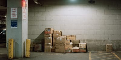 Une pile de cartons dans un parking
