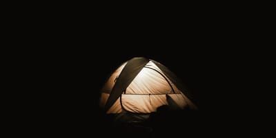 Ein Zelt in der Nacht