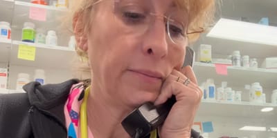 Eine Tierärztin am Telefon