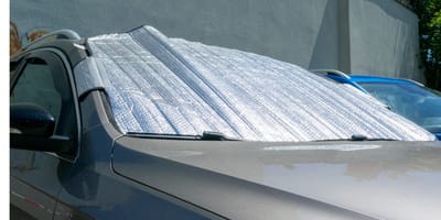Une voiture garée au soleil