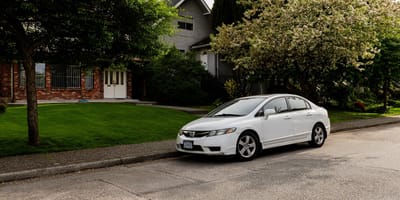 Une voiture garée dans la rue