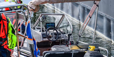 Vier mensen gewond bij omgeslagen boot Drimmelen, hond nog vermist