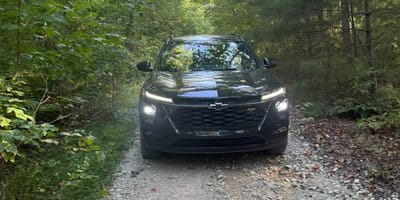 Ein Auto parkt im Wald