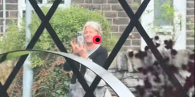 Mujer fotografía fachada de casa