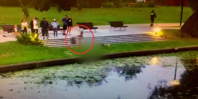 Mujer junto a un río