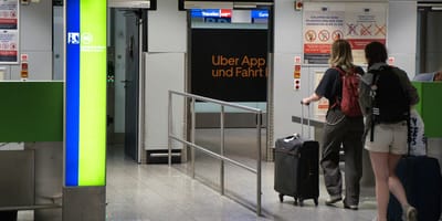 Zollkontrolle nach der Landung am Flughafen